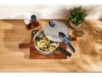 Panela de pressão SILVERCREST com arroz e vegetais numa bancada de madeira.