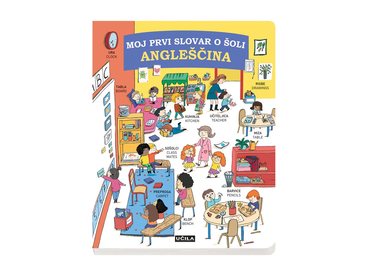 Ilustracija učilnice z otroki, ki se učijo in igrajo, z oznakami predmetov v slovenščini in angleščini.