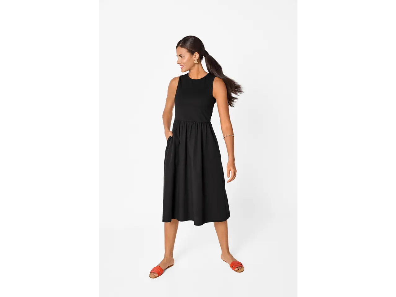 Esmara crna duga haljina s lepršavom suknjom i narančastim sandalama.