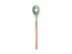 Ein mintgrüner Pastalöffel mit Holzgriff auf schwarzem Hintergrund.