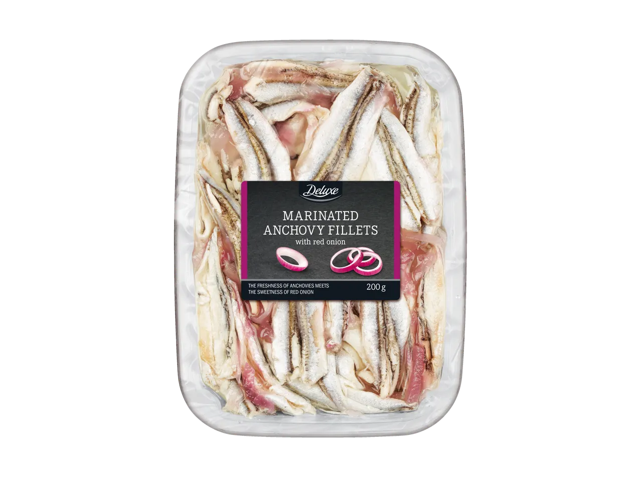 Deluxe marineeritud anšoovisefileed punase sibulaga läbipaistvas plastikust kandikul.