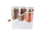 Recipiente transparente din plastic umplute cu fasole, paste, năut, granola și linte.