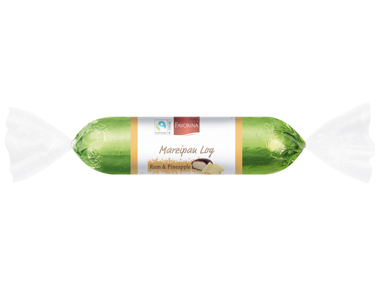 Zaļā folijā iesaiņots marcipāna rullis ar baltu etiķeti, uz kuras ir teksts un attēls.