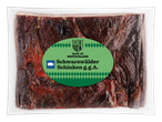 Verpakte Schwarzwälder Schinken met groen etiket, varkensicoon en tekst.