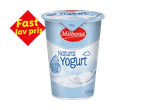 Yoghurtbæger med teksten 'Fast lav pris' og 'Natural Yogurt 0.1% Fat'.