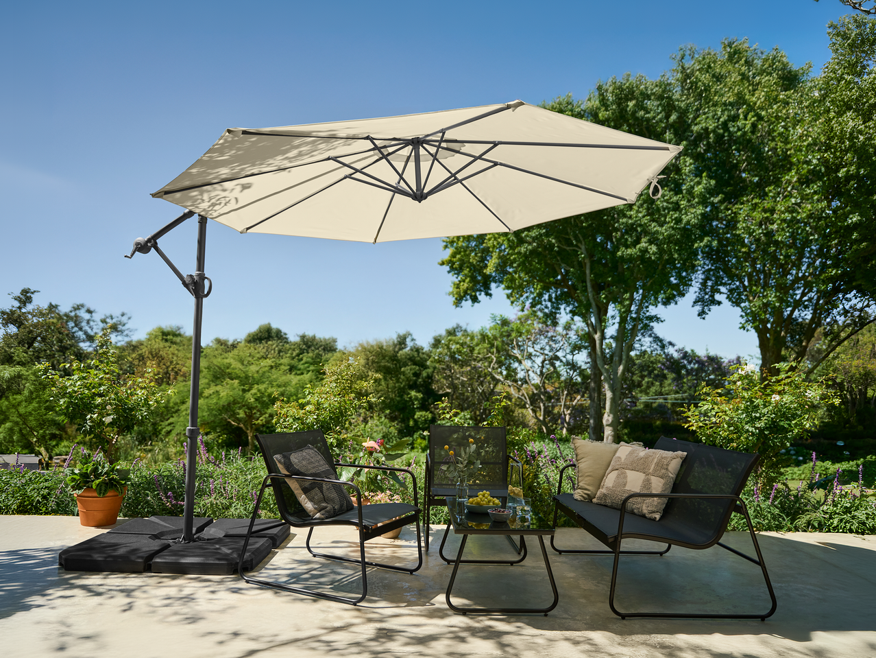 Σετ επίπλων εξωτερικού χώρου με ομπρέλα, τραπέζι και καρέκλες σε βεράντα.