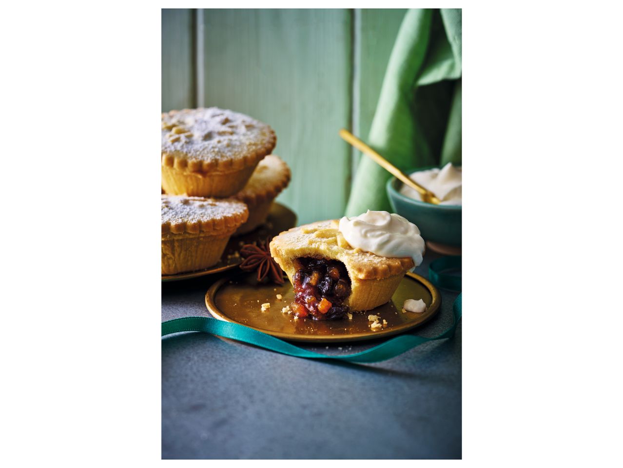 Go to full screen view: 6 All Butter Mince Pies - Image 1