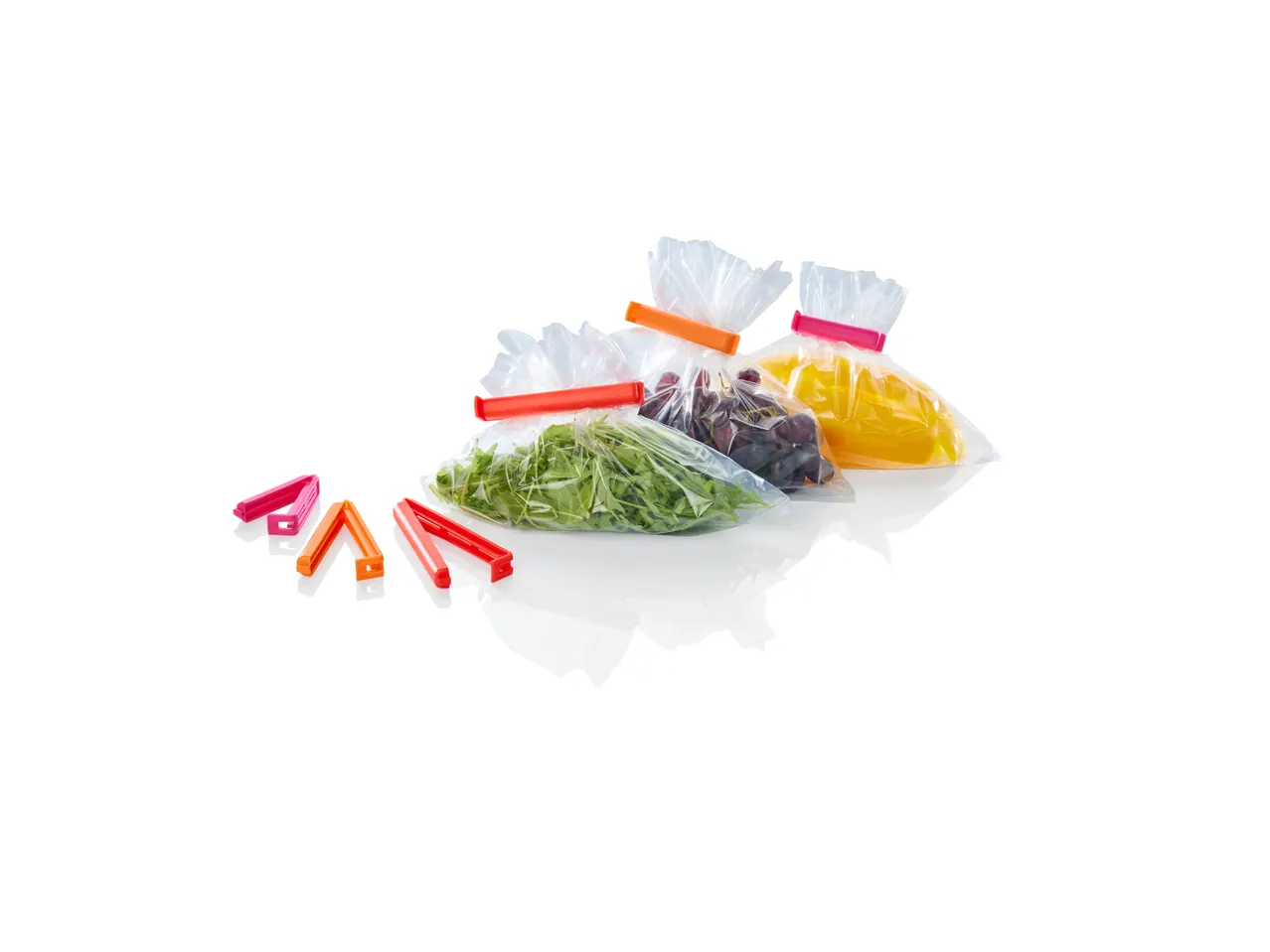 Sacchetti trasparenti chiusi con Clip di fissaggio, contenenti diversi tipi di alimenti.