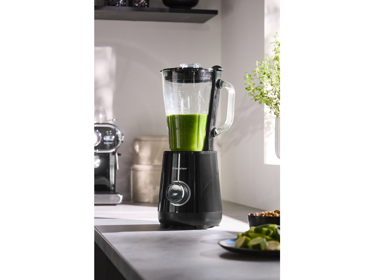 Liquidificador SILVERCREST preto com batido verde numa bancada de cozinha moderna.