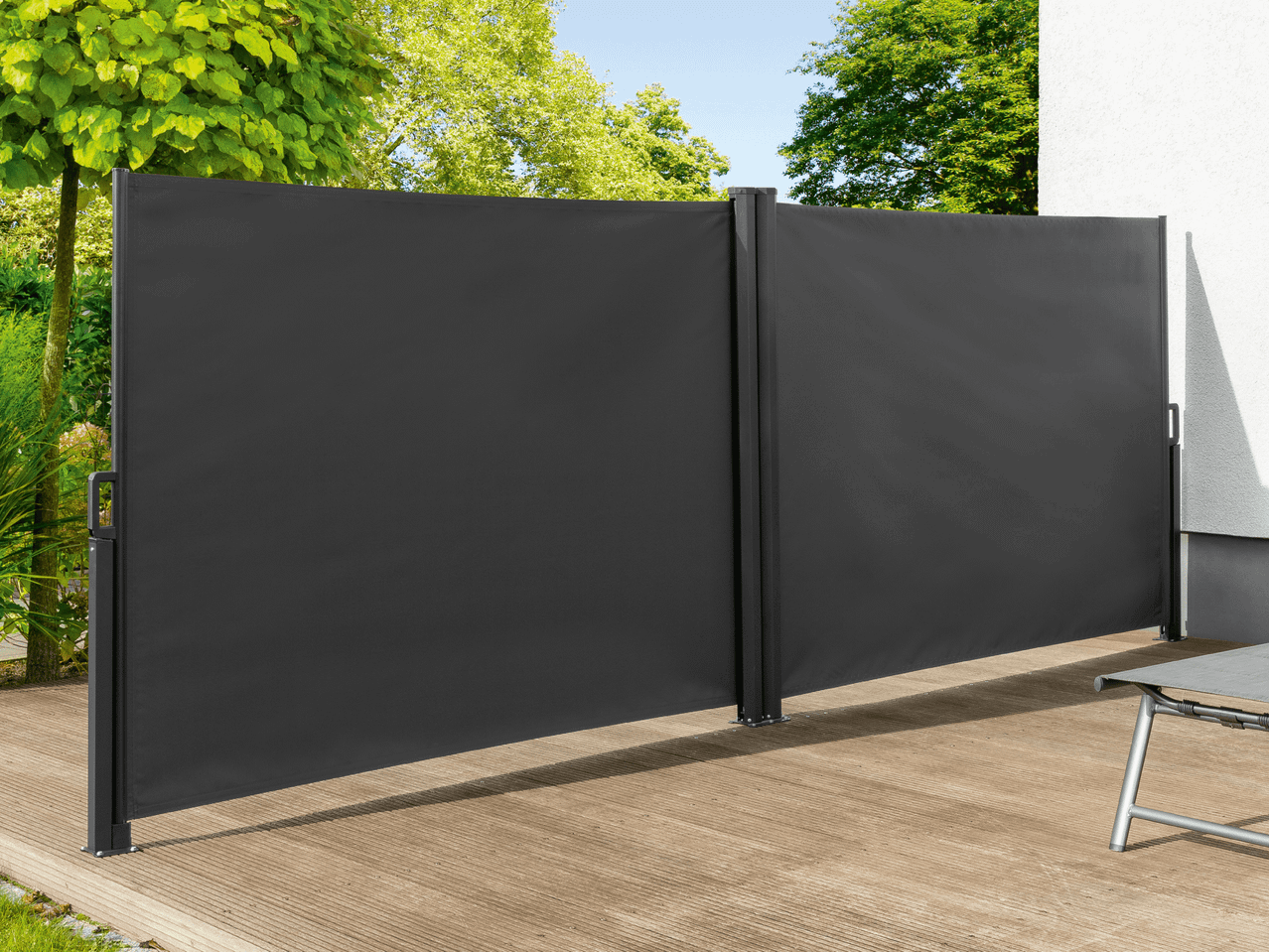 Moderne, anthrazitfarbene Sichtschutzelemente aus Aluminium für den Garten.