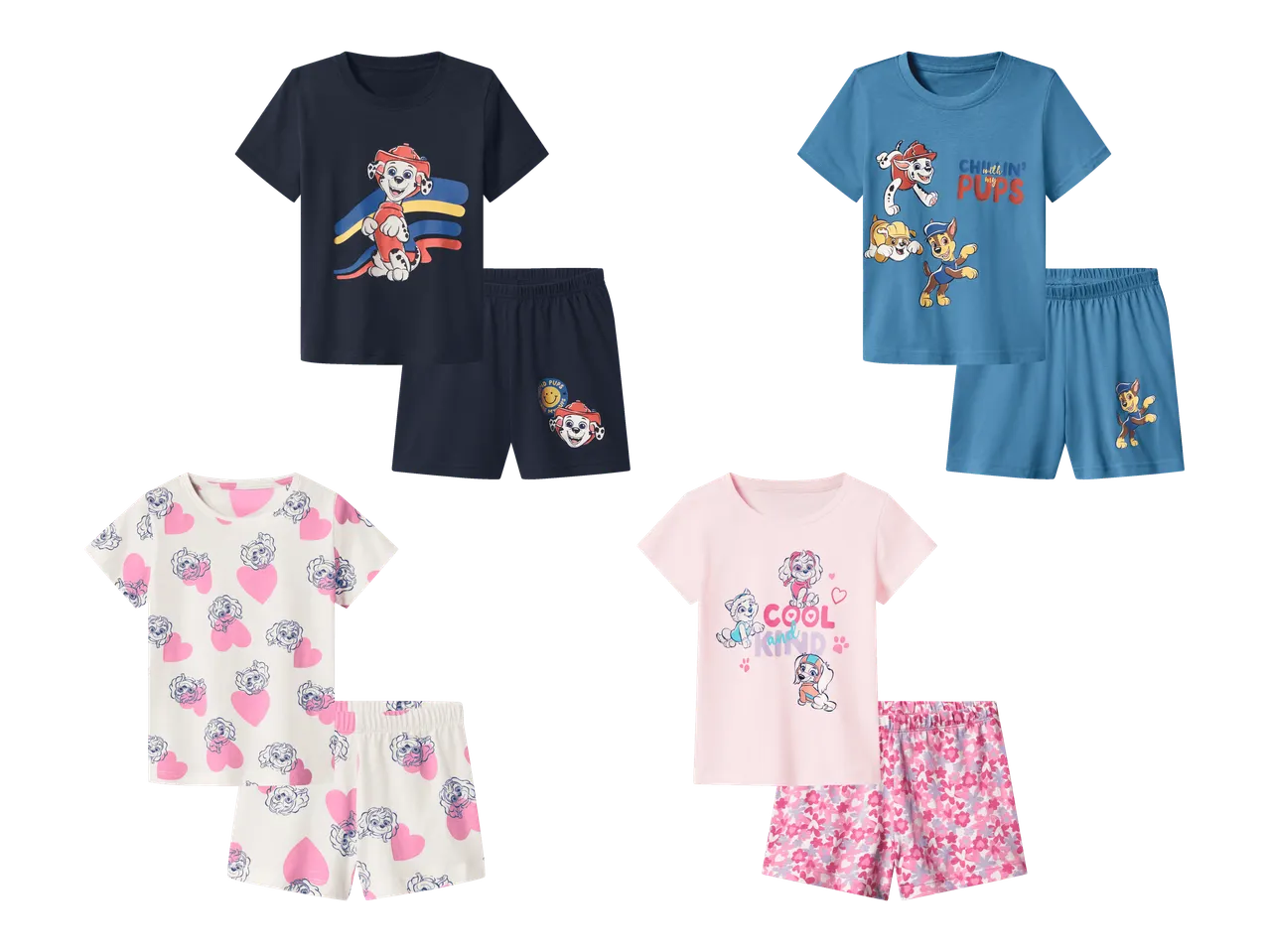 Neljä settiä lasten pyjamia, joissa on koiranpentuaiheisia kuvioita ja tekstejä.