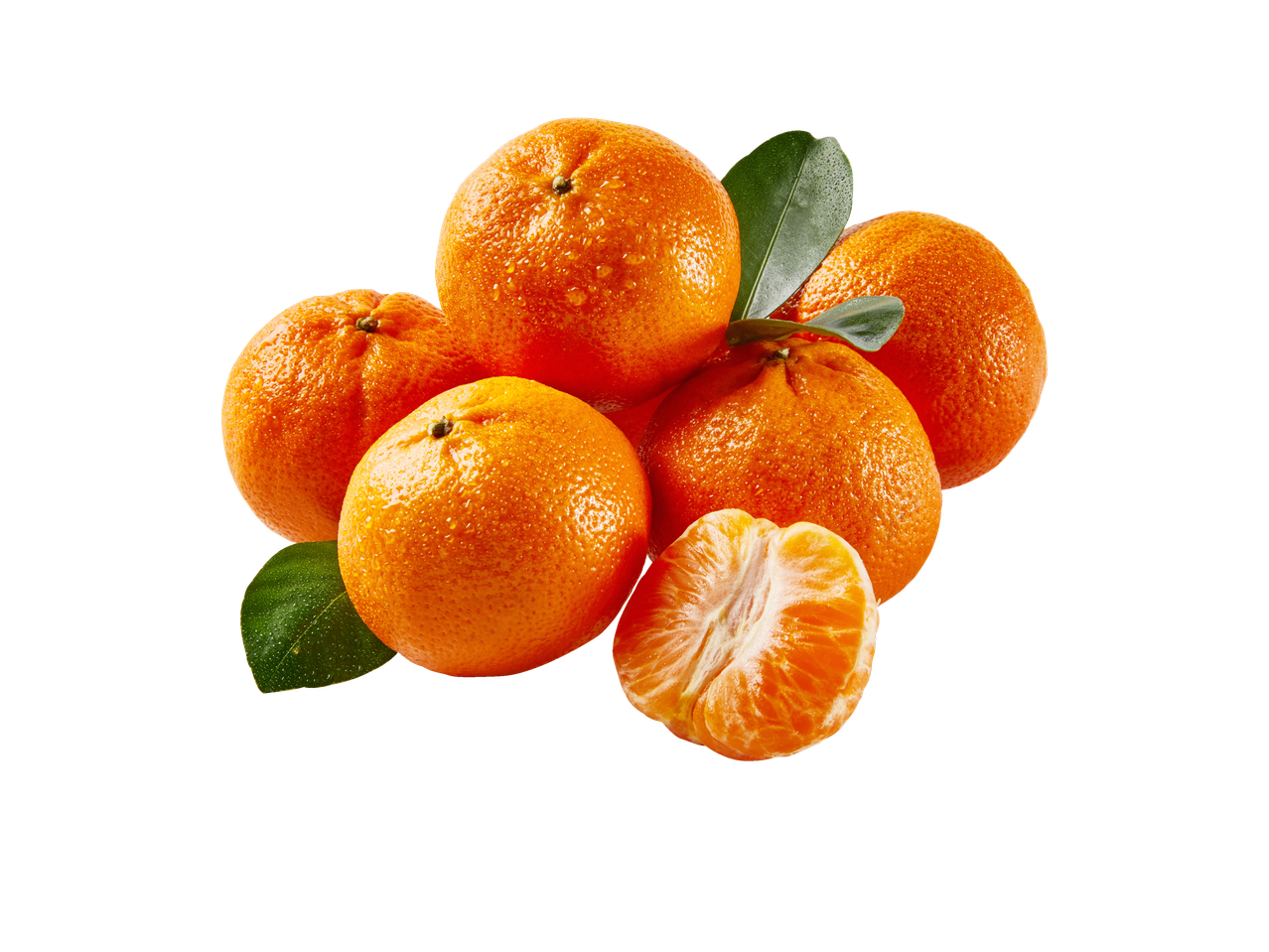 Un tas de mandarines fraîches avec des feuilles et une mandarine pelée sur fond blanc.