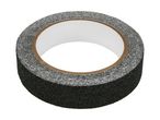 Rulle med sort skridsikker tape med en hvid kerne.