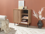 Cômoda de madeira LIVARNO home com prateleiras e porta canelada em decoração moderna.