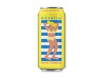 Gul øldåse med en tegning af en kvinde i bikini, der solbader på et stribet håndklæde.