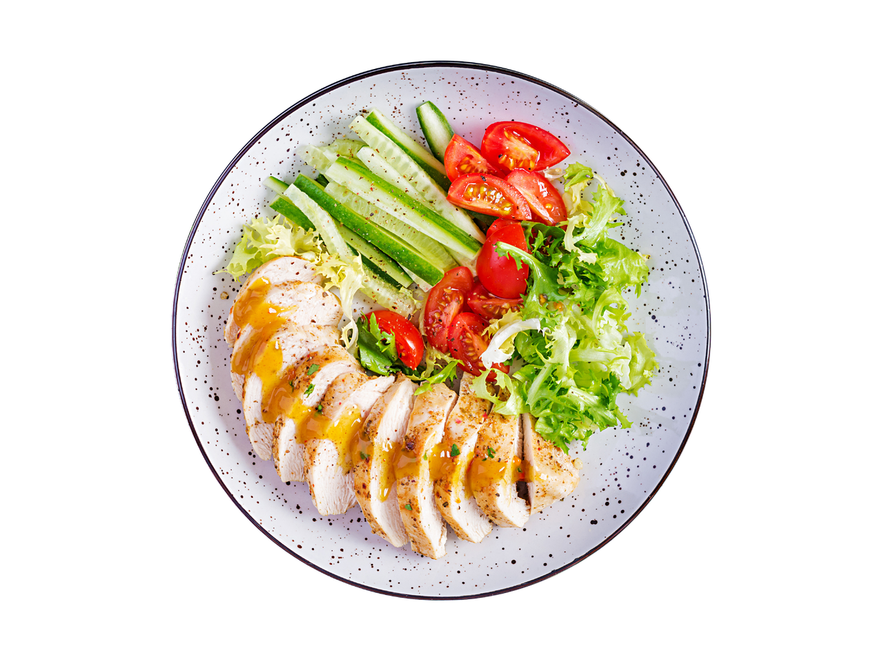 Hähnchenbruststreifen mit Salat, Gurken und Tomaten auf einem Teller.