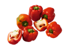Rode paprika's met waterdruppels, sommige doorgesneden, op een zwarte achtergrond.