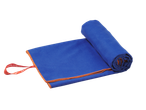 Toalha de microfibra azul com acabamento laranja, parcialmente enrolada, sobre fundo preto.