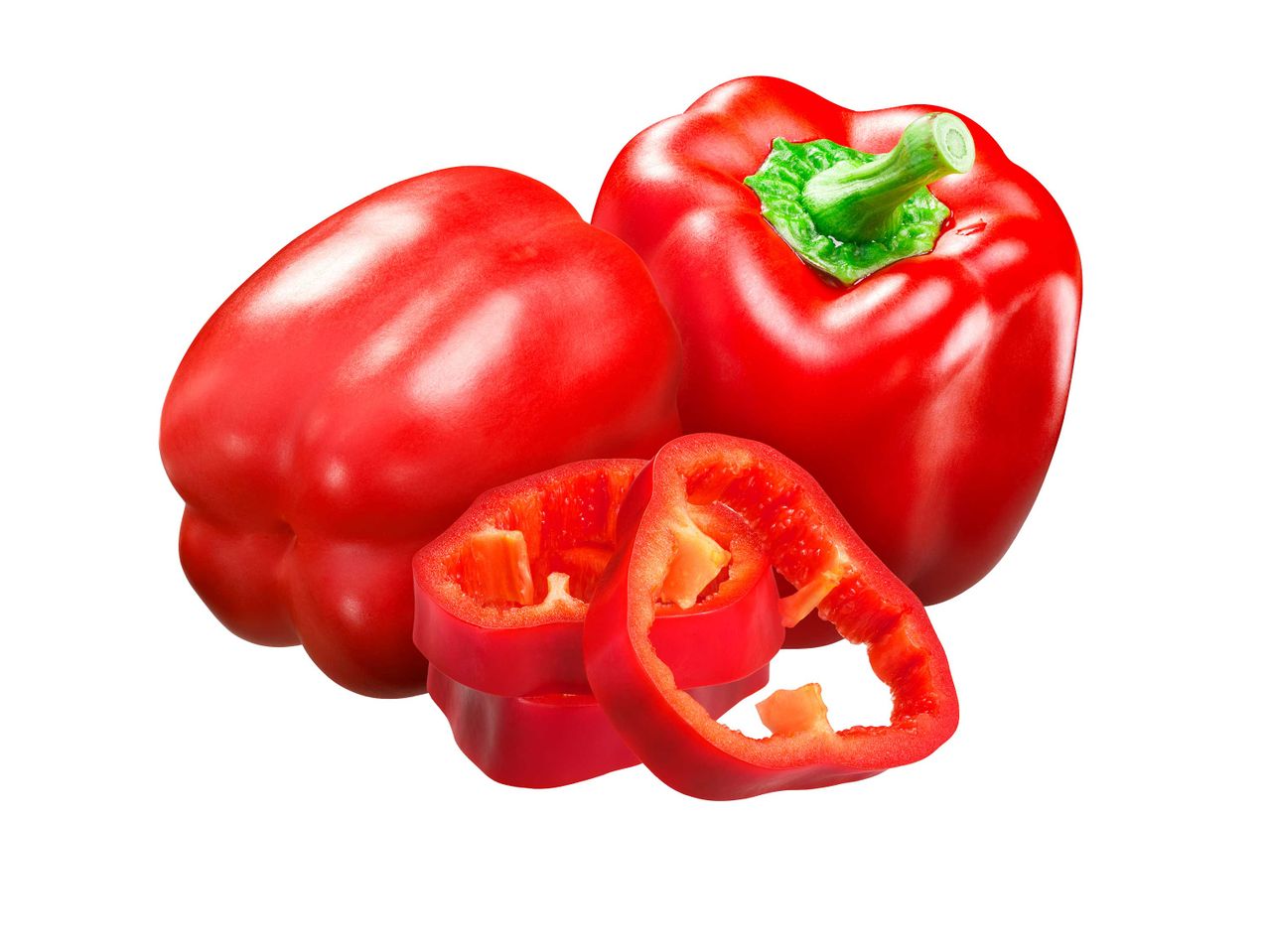 Két egész és több szeletelt piros kaliforniai paprika.