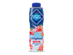 Fles aardbeiensiroop met afbeeldingen van aardbeien in opspattend water.