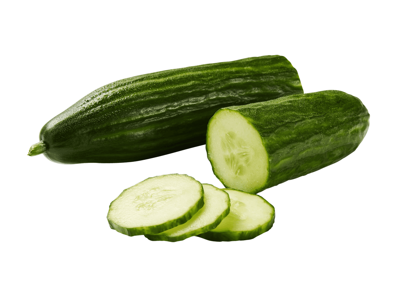 Frische Gurken, eine ganze, eine halbierte und einige Scheiben, auf schwarzem Hintergrund.