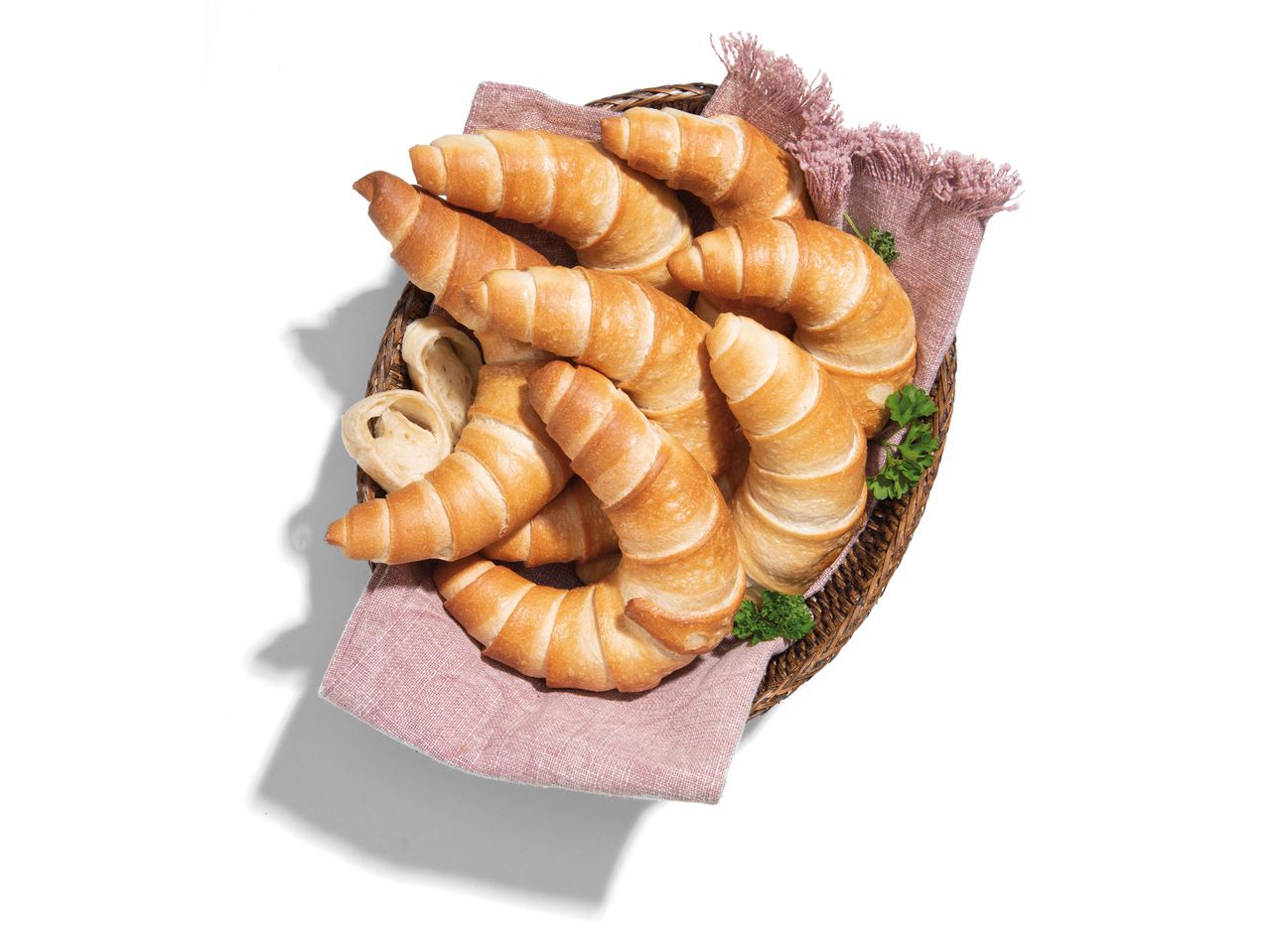 Croissant-ok és kenyér egy kosárban.