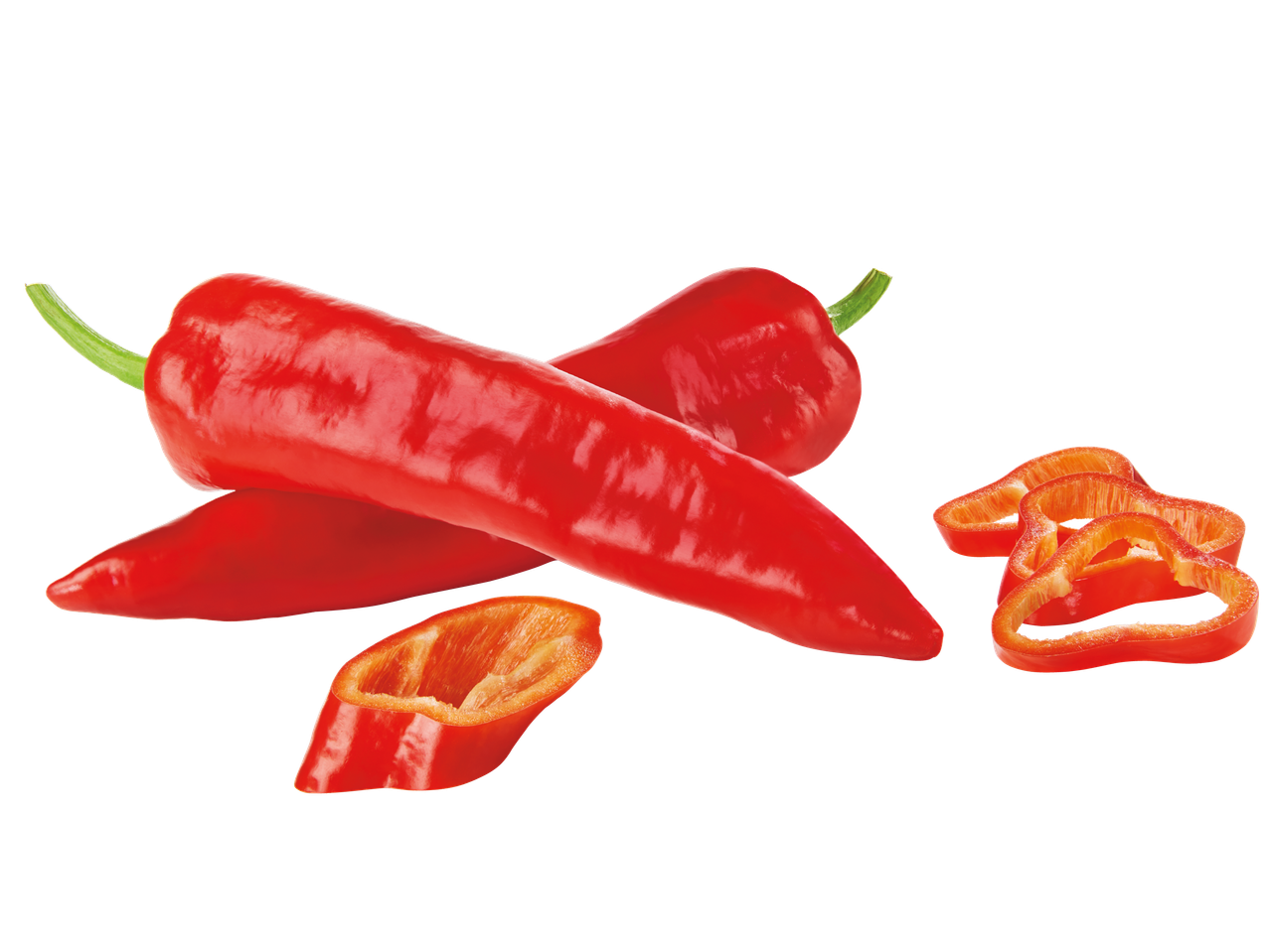 Två röda paprikor och skivor av röd paprika på svart bakgrund.