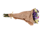 Buquê de flores secas embrulhado em papel pardo.