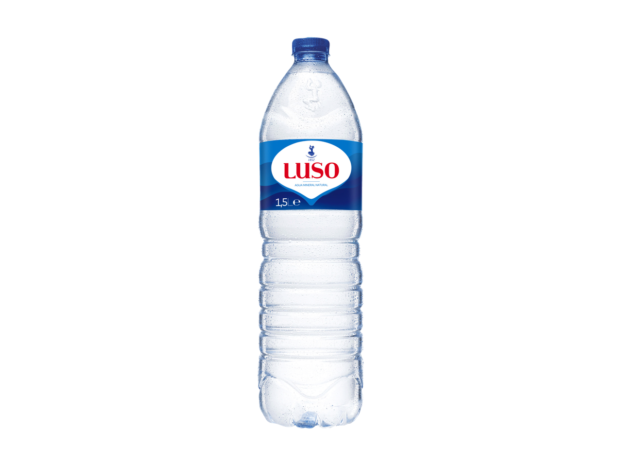 Água Mineral Natural Luso, garrafa de 1,5L com rótulo e tampa azuis, coberta de condensação.