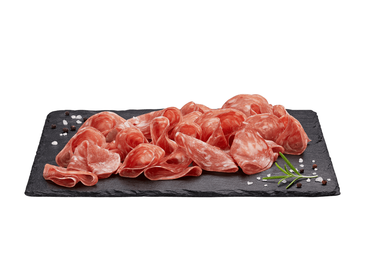 Salame affettato su un tagliere di ardesia con rosmarino, sale e pepe.