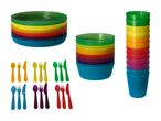 Farverige plastik tallerkner, skåle, kopper og bestik i et sæt.