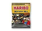 En Haribo Matador Mix Dark slikpose med en tegneseriefigur, der sidder i en stol og spiser slik.
