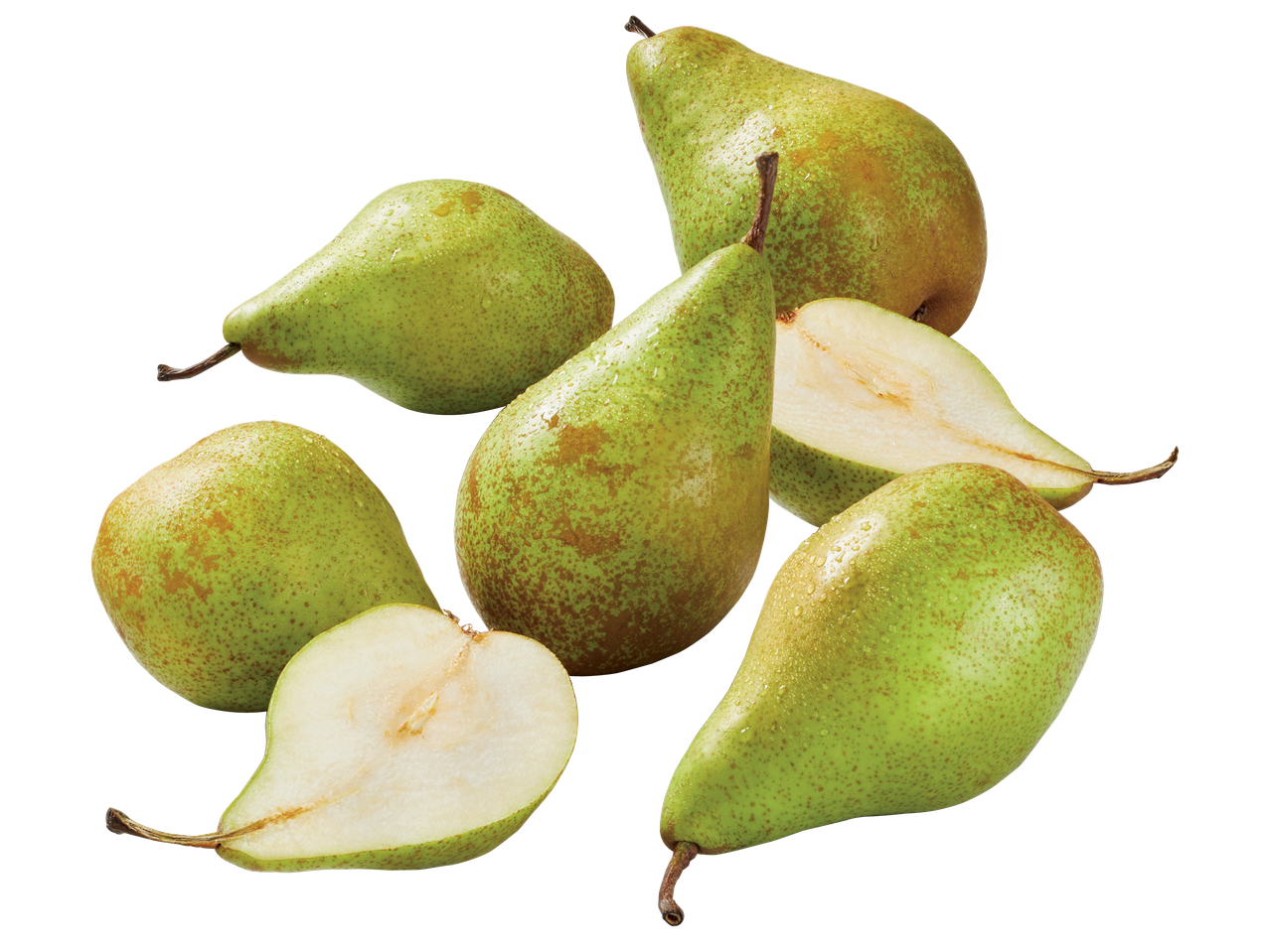 Купчина зелени круши, някои цели, други разполовени, с водни капчици по тях.