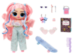 L.O.L. Lėlė lėlė su rožiniais ir mėlynais plaukais, mėlynomis kelnėmis, širdies formos akiniais nuo saulės ir aksesuarais.