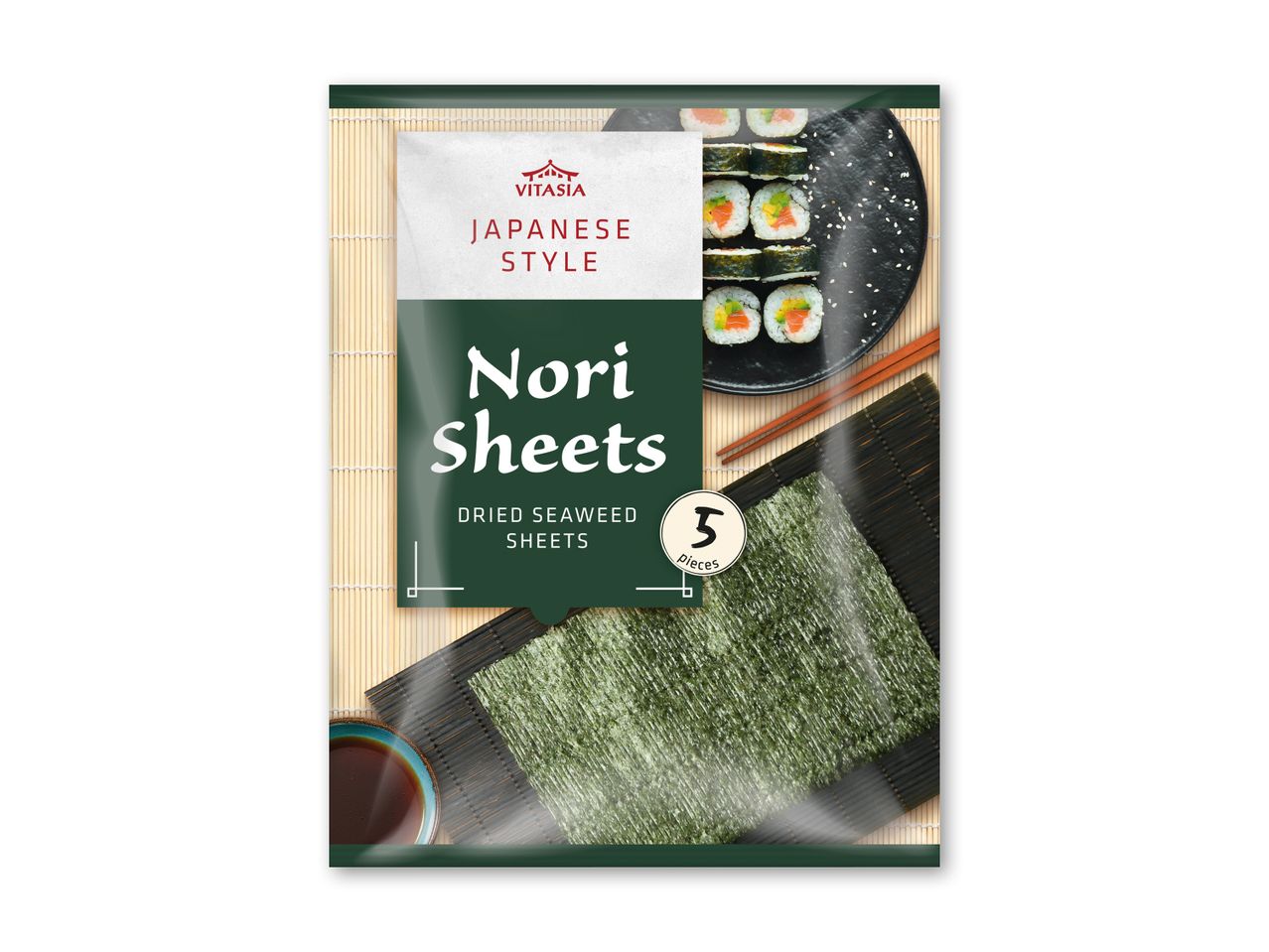 Pakke med nori-ark til sushi i japansk stil, med sushi og sojasauce i baggrunden.