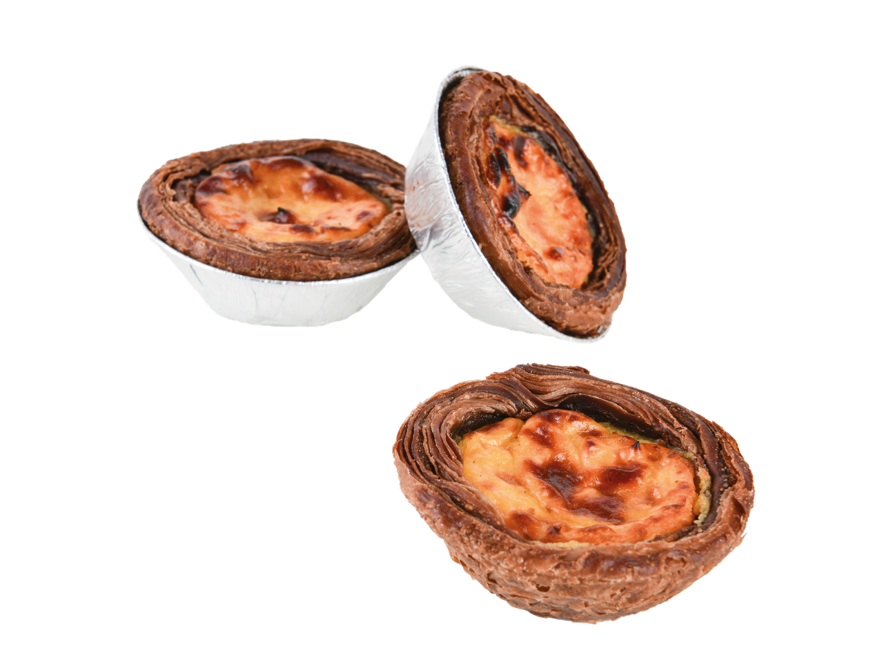 Três pastéis de nata, dois em formas de alumínio e um sem, sobre um fundo preto.
