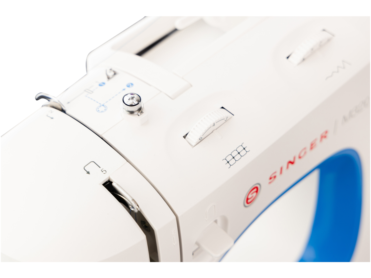 Máquina de costura E-ELEMENT BY PFAFF branca com detalhes azuis, vista de perto dos controles superiores.
