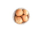 Pães em uma cesta.