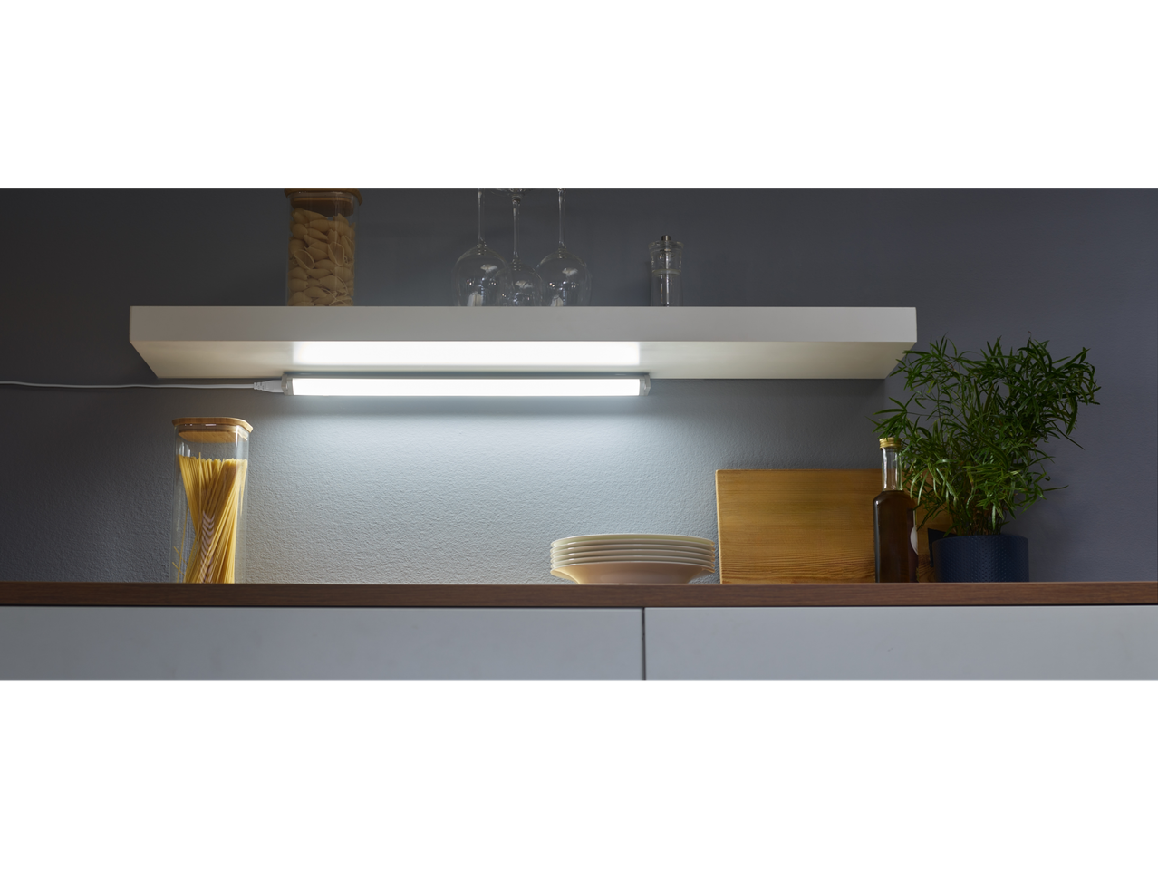 LED juostelė apšviečia modernų virtuvę.