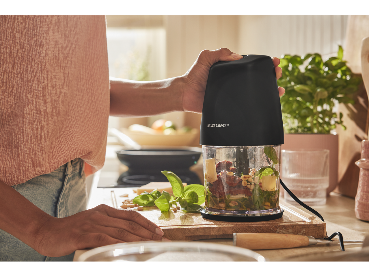 Mini picador SilverCrest fazendo pesto.