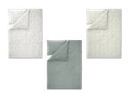 Drei Bettwäsche-Sets: zwei mit Blumenmuster in Weiß und eines in Hellgrün mit Waffelstruktur.