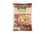 En pose ristede og saltede peanuts med en skål peanuts, en peanut i skal og saltkrystaller.