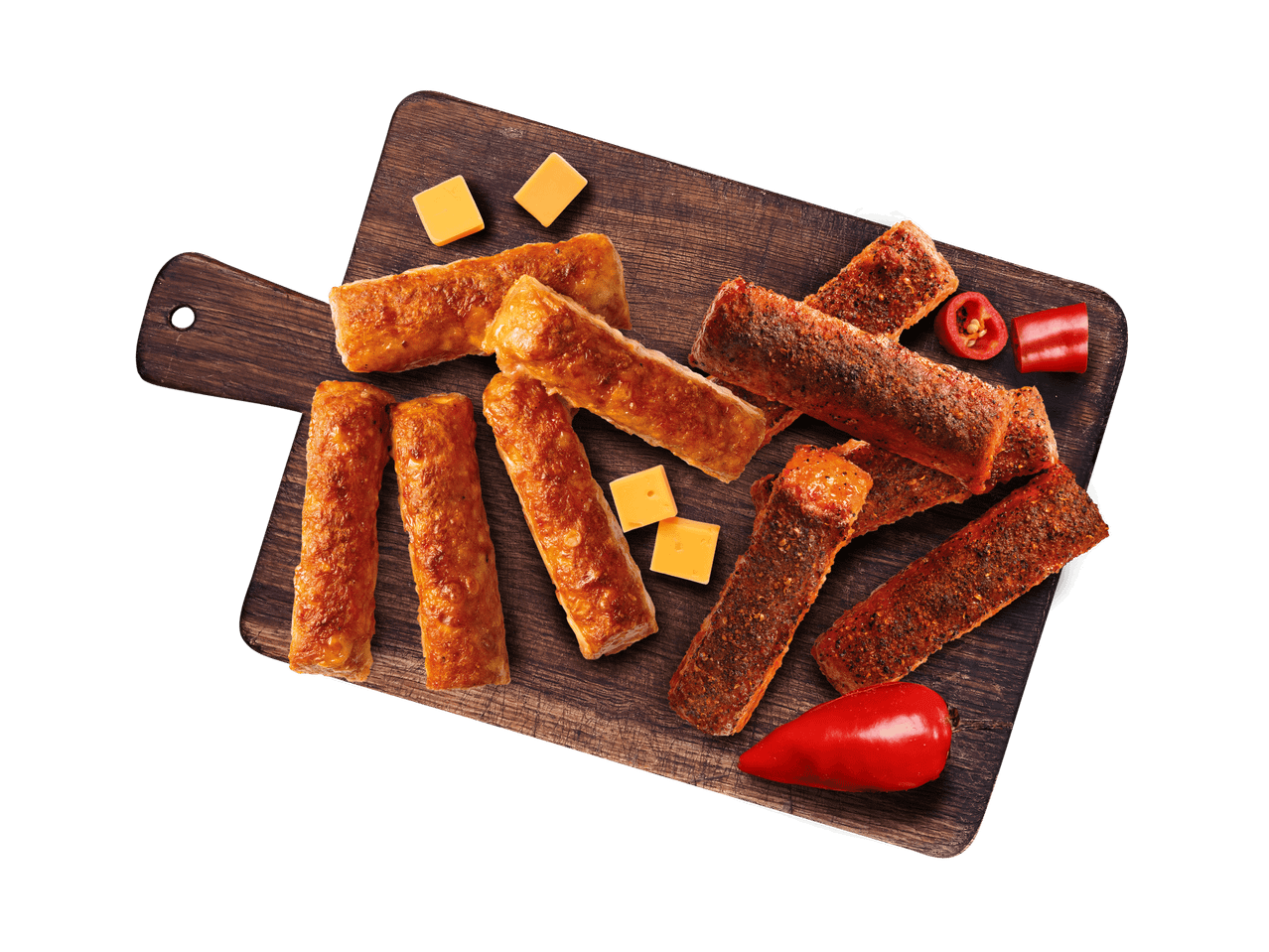 Eine Holzplatte mit gebackenen Teigstangen, Käsewürfeln und roten Chilischoten.