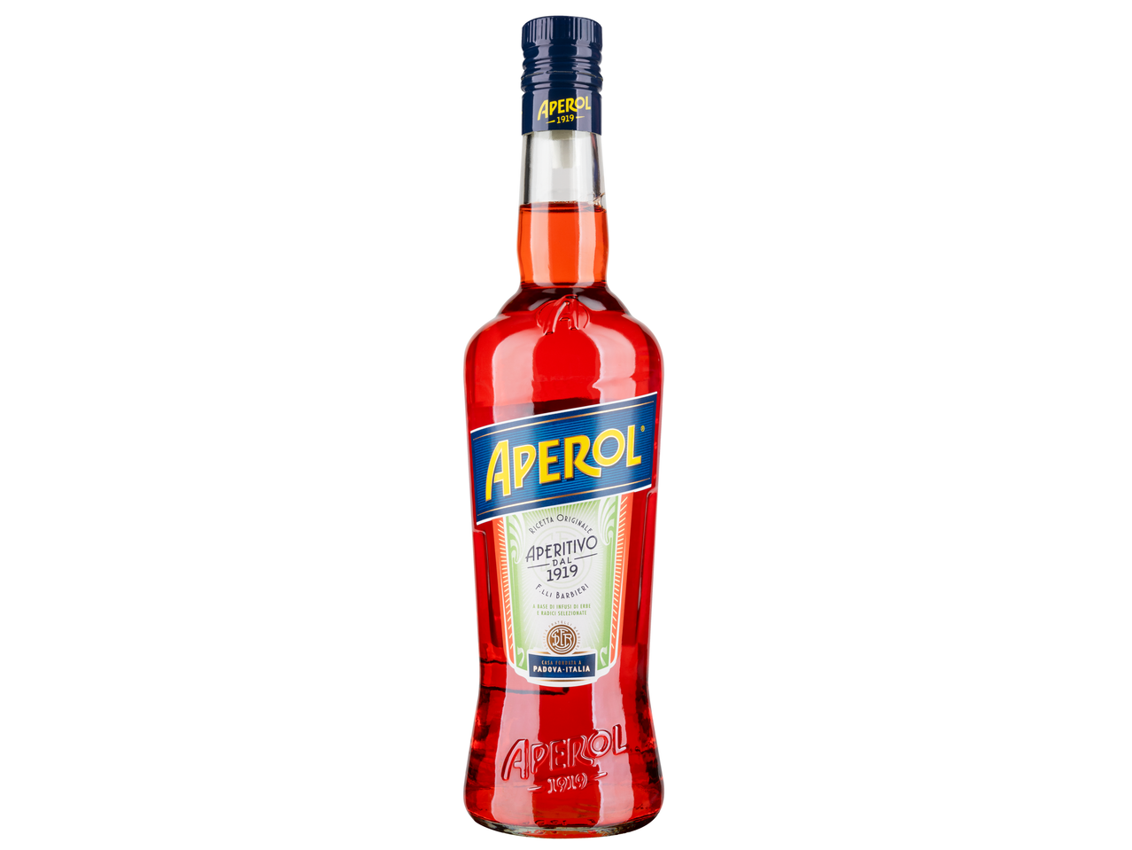 Egy üveg Aperol, egy olasz aperitif fehér háttér előtt.