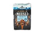 En pakke Friland Müsli med chokolade og nødder.
