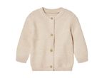 En beige strikket babycardigan med knapper.