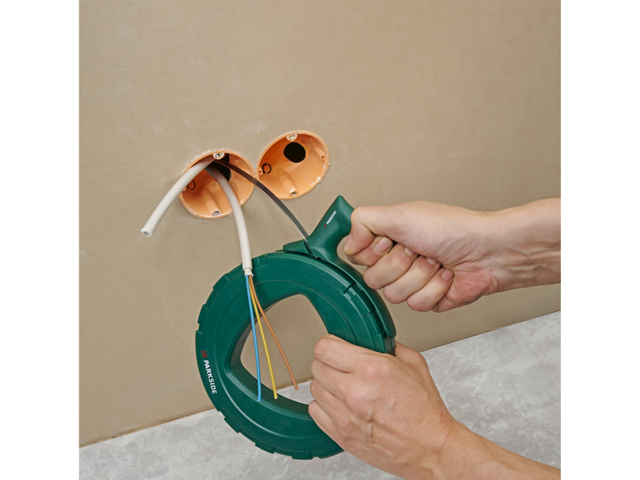 PARKSIDE provlačilica za kabele s žicama koje se provlače kroz zidne utičnice.