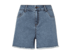 Eine hellblaue Jeans-Shorts mit Fransen am Saum.