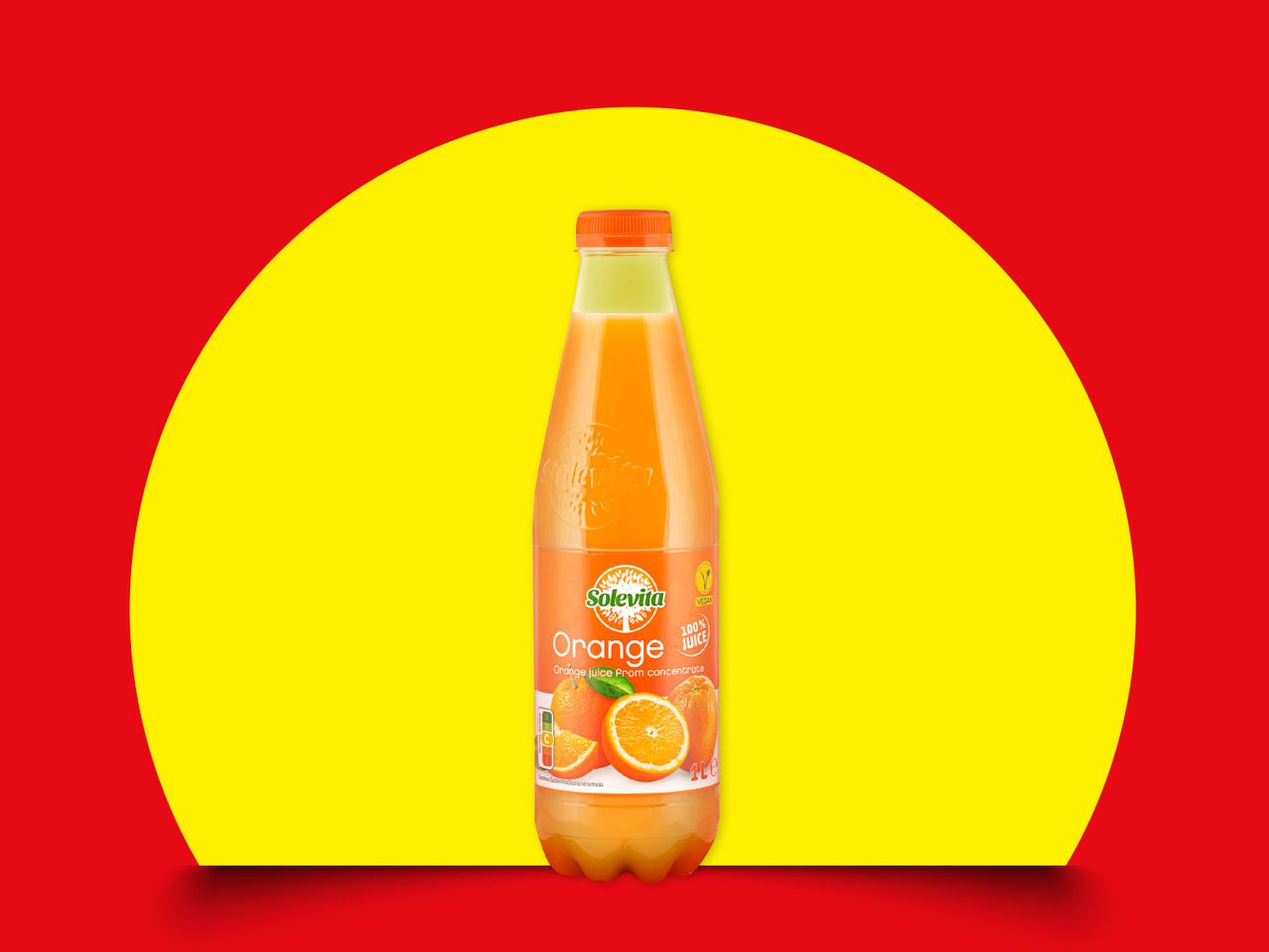 Solevita apelsīnu sulas pudele uz sarkani dzeltena fona