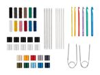 Et udvalg af sytråd i forskellige farver, strikkepinde, hæklenåle og rundpinde.